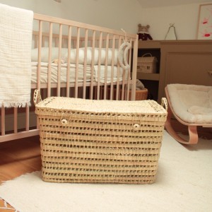 panier de rangement dans une chambre bébé