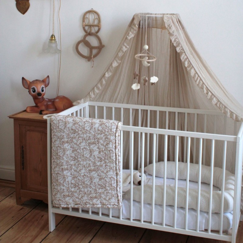 coussin dans un lit bébé