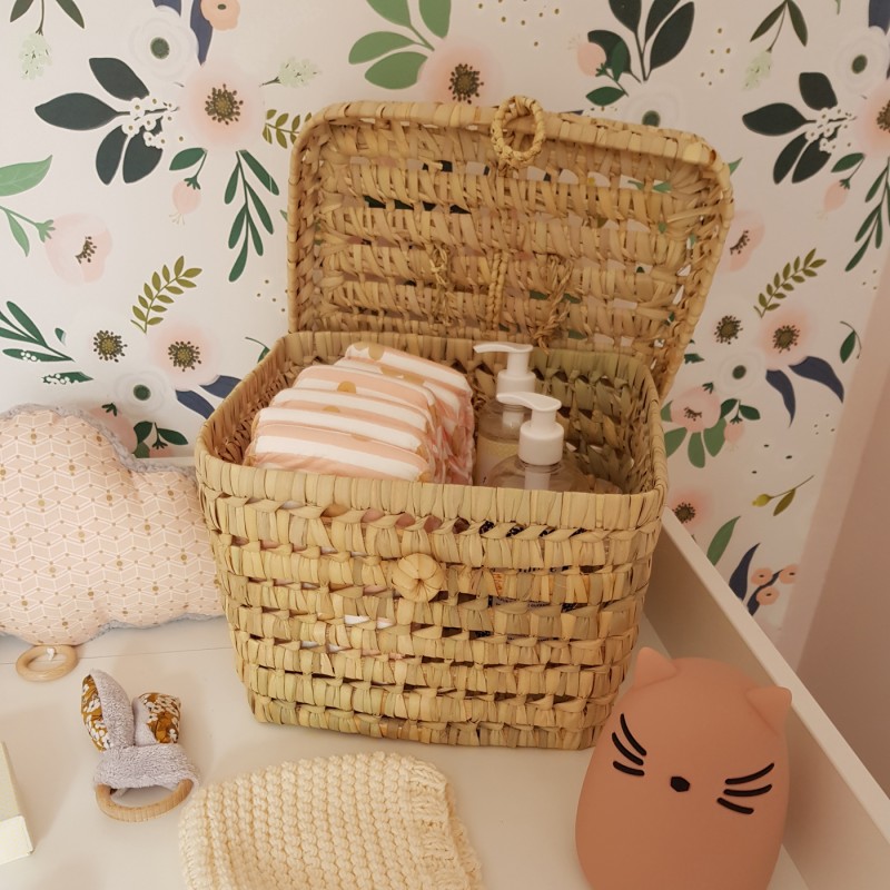 comment ranger les produits bébé à côté de la table à langer