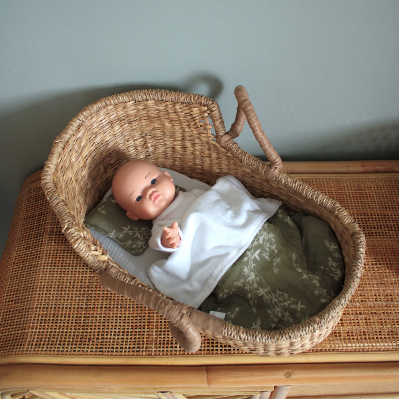 Poupée bébé en tissus Carry 25cm set couffin tricoté Bonikka
